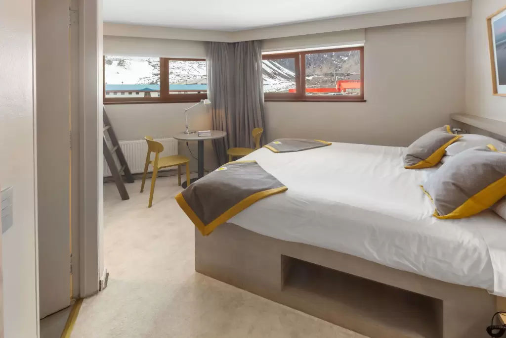 Habitación con cama matrimonial