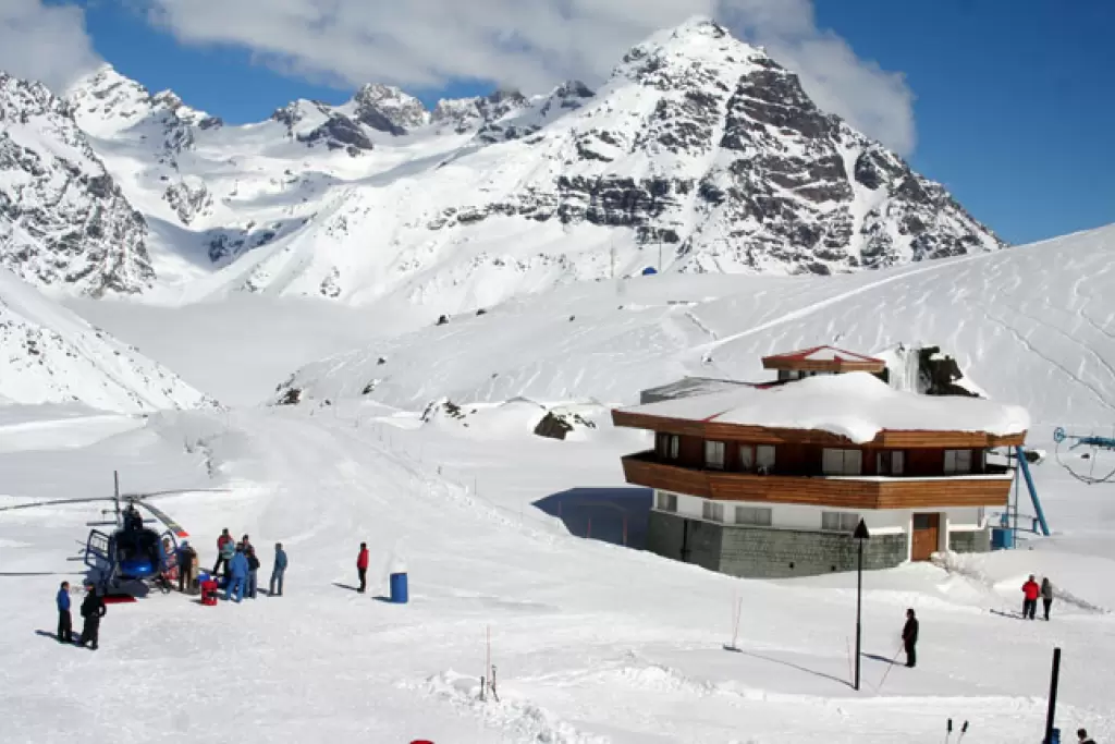 Exterior de Octógono Lodge y pistas