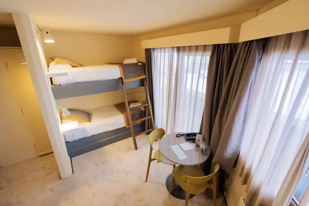Habitación con escritorio