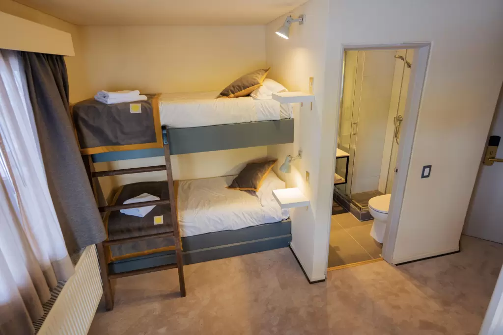 Habitación con literas y baño privado en Octógono Lodge